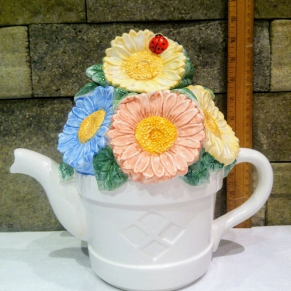 Big Lakehouse sunflower & ladybug, chalkware tea pot. - Picture 7 of 14